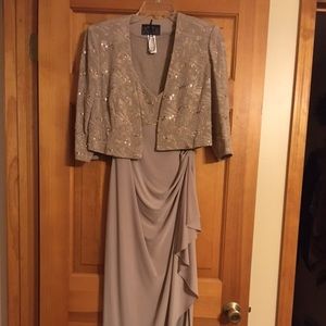 Beautiful wedding/evening dress. Worn once